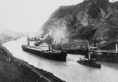 Primer viaje a través del Canal de Panamá el 15 de agosto de 1914