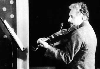 Einstein tocando el violín, una de sus aficiones favoritas