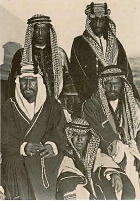 ABD AL-AZIZ IBN SAUD (1876-1953) (Sentado a la izquierda)