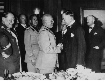 El saludo entre Mussolini y Chamberlain