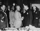 El saludo entre Mussolini y Chamberlain