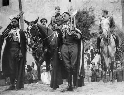 Mussolini haciendo su entrada en Addis Abeba