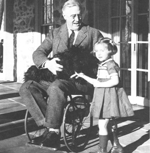 FRANKLIN ROOSEVELT CON SU NIETA RUTHIE BIE Y FALA, SU PERRO, EN HILLTOP COTTAGE EN HYDE PARK, 1941 