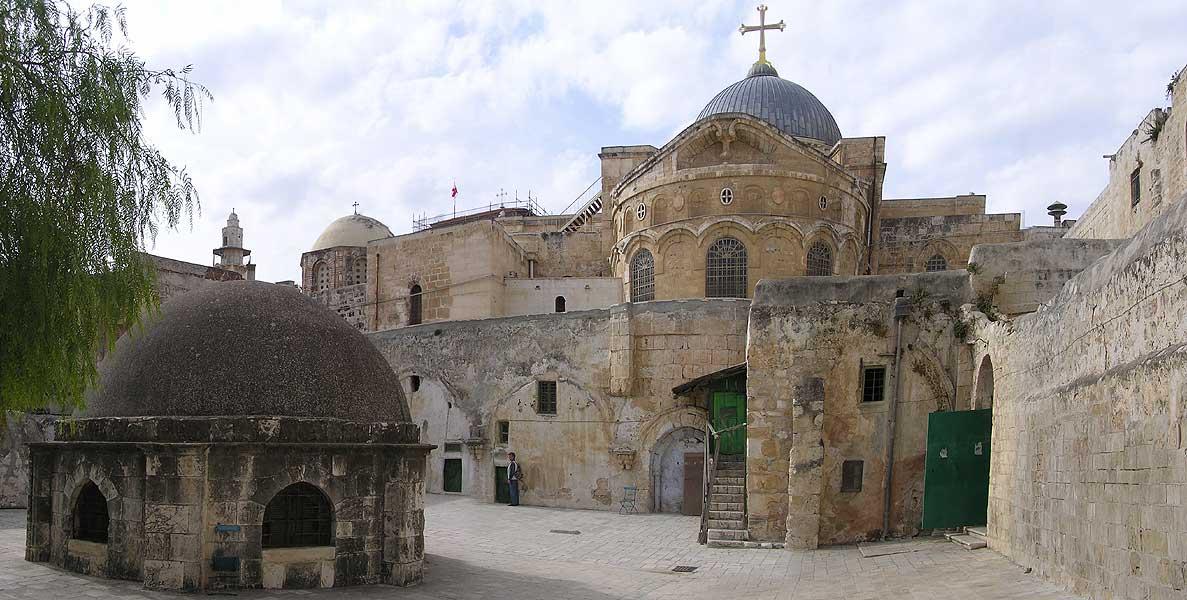 LA BASÍLICA DEL SANTO SEPULCRO DESDE EL PATIO DEL MONASTERIO ETÍOPE