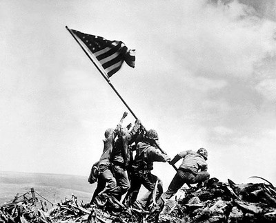 Los soldados estadounidenses colocando la bandera de su país en Iwo Jima