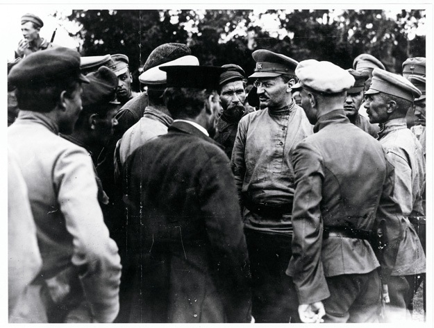 TROTSKY JUNTO A MIEMBROS DEL EJÉRCITO ROJO 