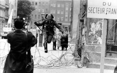 CONRAD SCHUMANN SALTANDO LA ALAMBRADA.