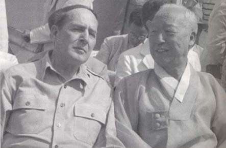 DOUGLAS MACARTHUR Y SYNGMAN RHEE EN 1948