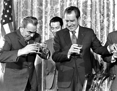 EL DIRIGENTE SOVIÉTICO LEONIDA BREZHNEV Y EL PRESIDENTE ESTADOUNIDENSE RICHARD NIXON EN WASHINGTON EN 1973.