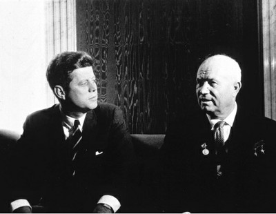 KENNEDY Y KRUSCHEV EN 1961.