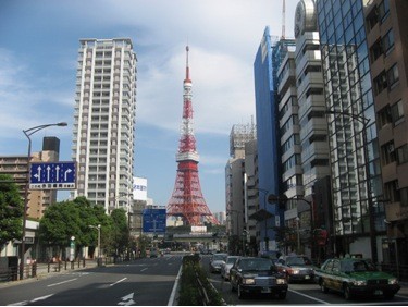 LA TOKYO TOWER; PINTADA EN BLANCO, ANARANJADO Y ROJO